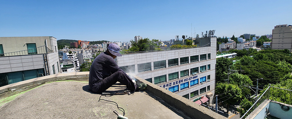 빗물 우수관이 없어서 우수배관을 뚫어서 시공