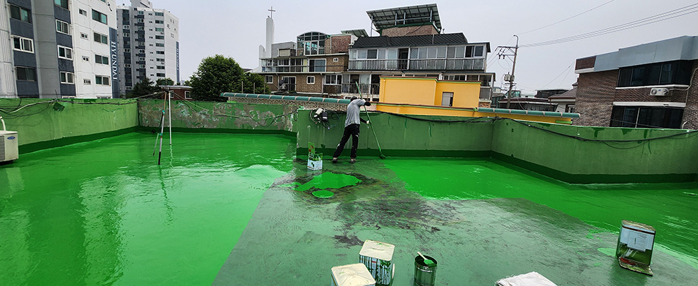 우레탄 중도재를 2mm두께로 밀대로 까는 작업