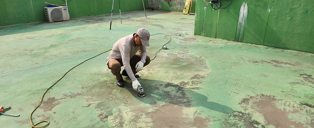 바닥면을 그라인더를 이용해 바닥면 작업