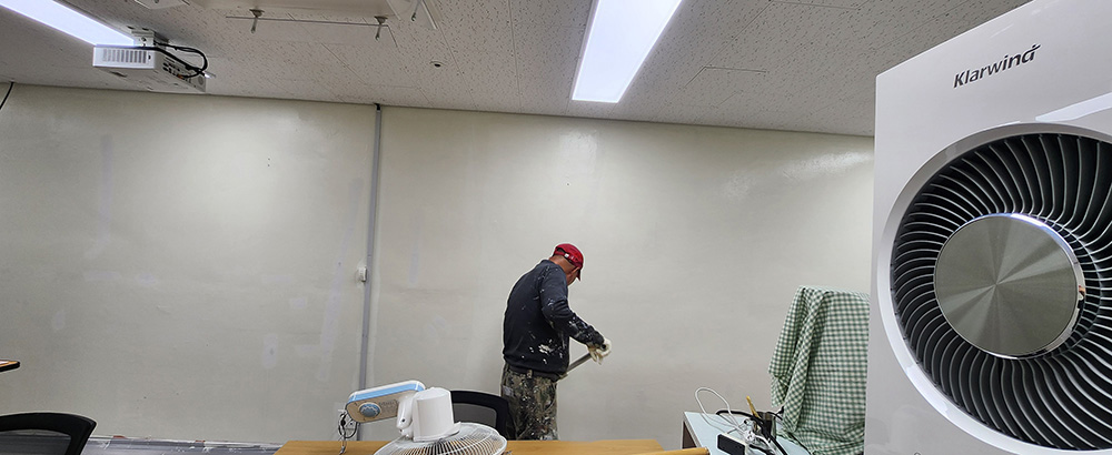 빠데로 클랙간 곳,홈이 파진 곳을 메꾸고 광택스로 도장 하는 작업