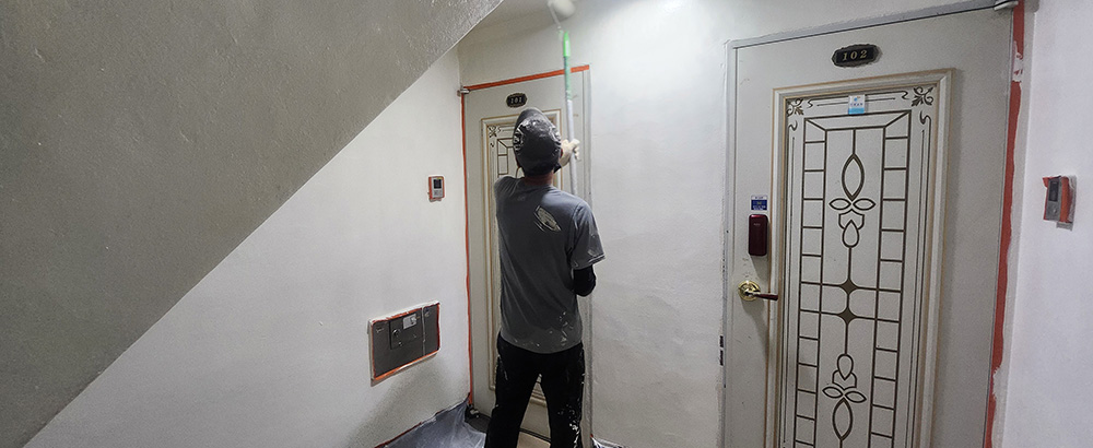 아이보리색 광택스를 2회 도장