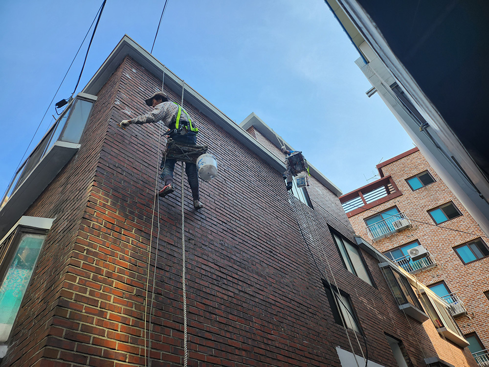 오래되어서 손상된 메지와 금이간 벽돌에 실리콘을 쏘는 작업
