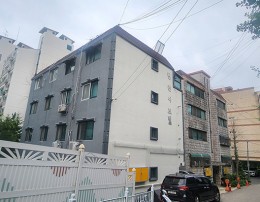 밧줄과 스카이 작업으로 새로 도색한 빌라의 외벽모습